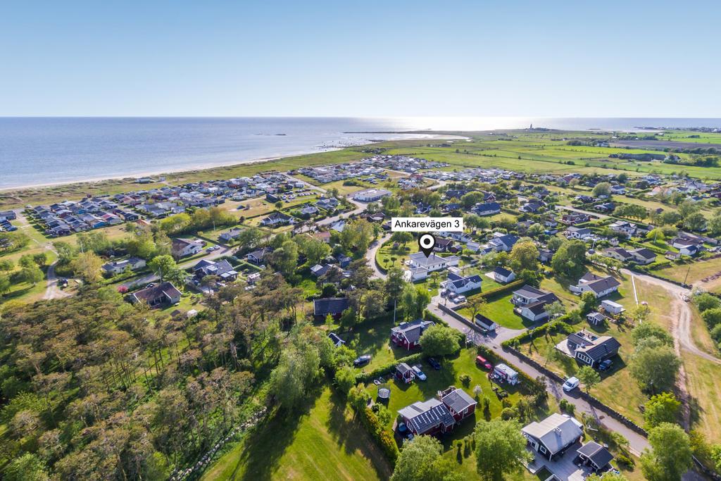 Olofsbo är ett av Falkenbergs mest uppskattade kustområden, känt för sin barnvänliga, långgrunda strand och sina mjuka sanddyner.