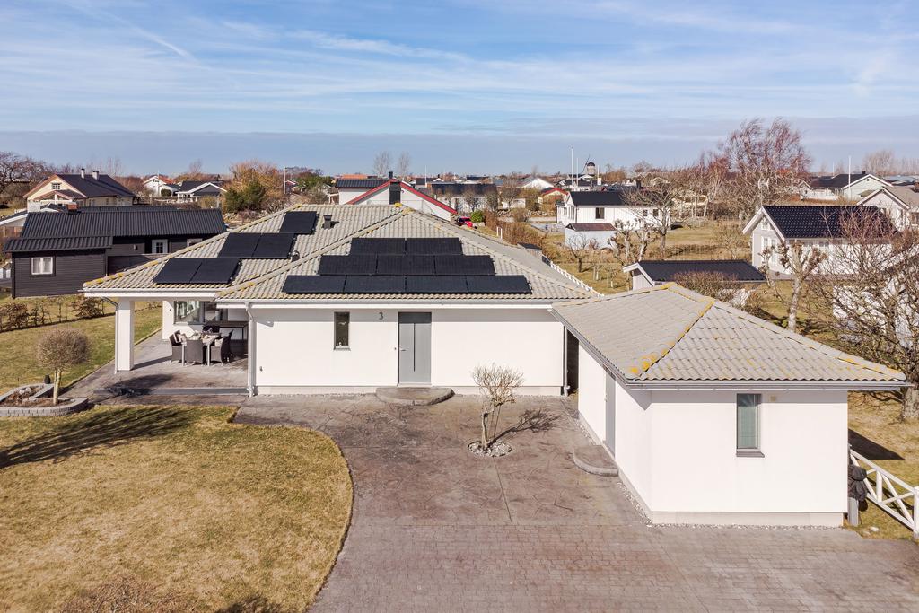 Solpaneler med tillhörande batterilösning – ett bekvämt och hållbart hem året om.