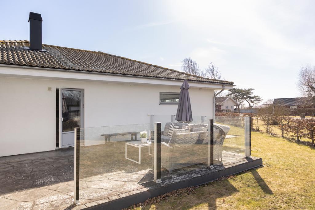 På baksidan väntar en mer privat oas med ClickitUp-glaspartier som skapar ett skyddat uterum där du kan njuta av kvällssolen långt in på säsongen.