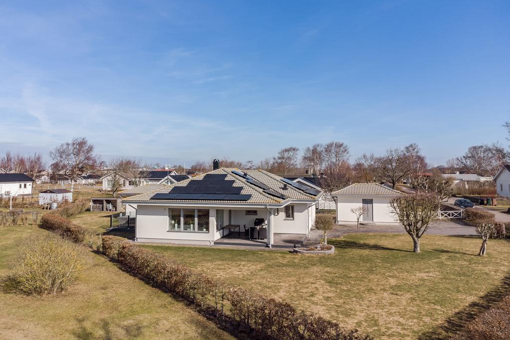 Detta är ett hem för dig som söker lugn, kvalitet och närheten till havet – oavsett om du letar efter ett fritidsboende eller ett permanent hem.