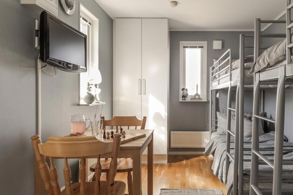 Friggebod/gästhus baksida - 15 kvm. Inredd som gästhus med el och vatten indraget. Här finns ett litet pentry. 