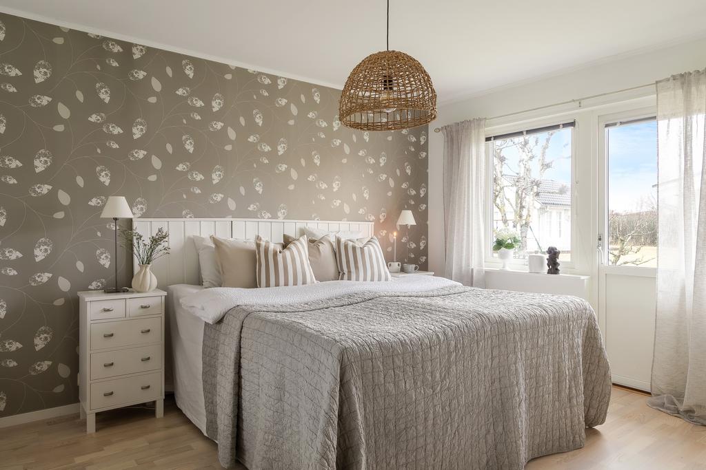 Stort sovrum med garderober och utgång till trädgård 