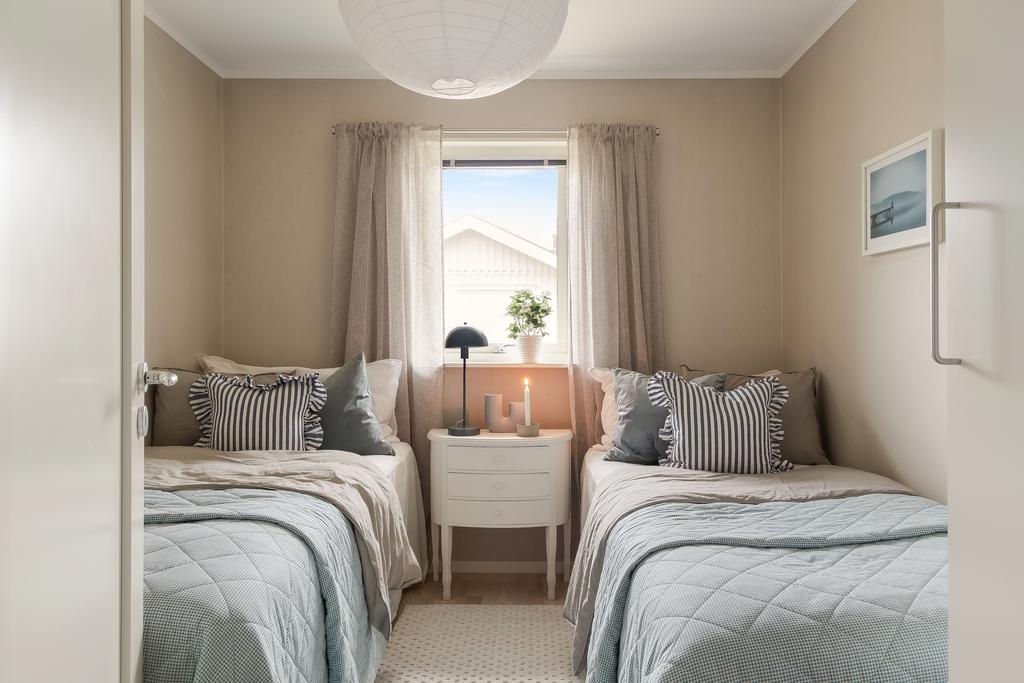 Det mindre sovrummet med plats för två enkelsängar samt två garderober 