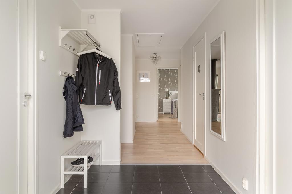 Praktisk entré/hall med klinker första biten 