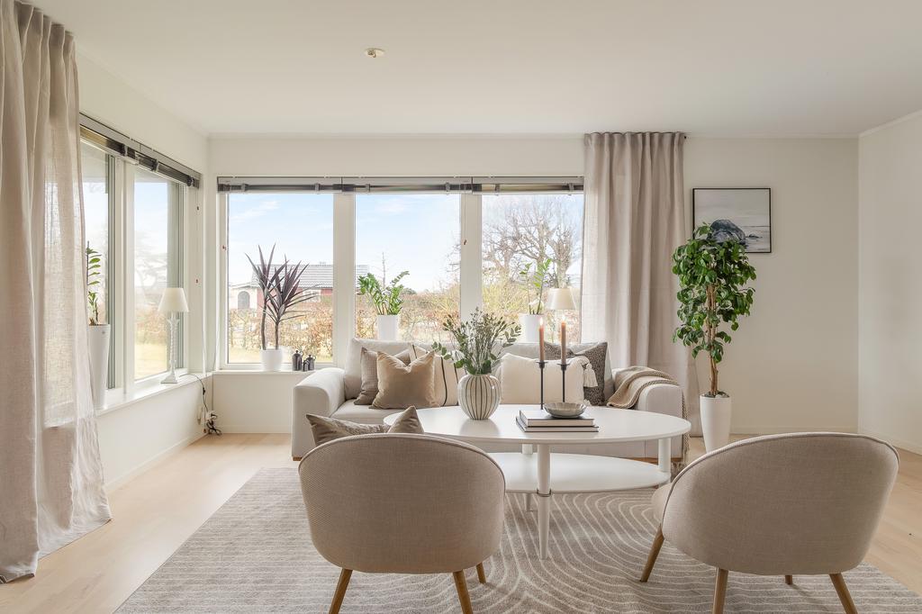 Huset, uppfört 2009, ger ett mycket gediget och välbyggt intryck med genomgående fina materialval och en modern, stilren känsla. 