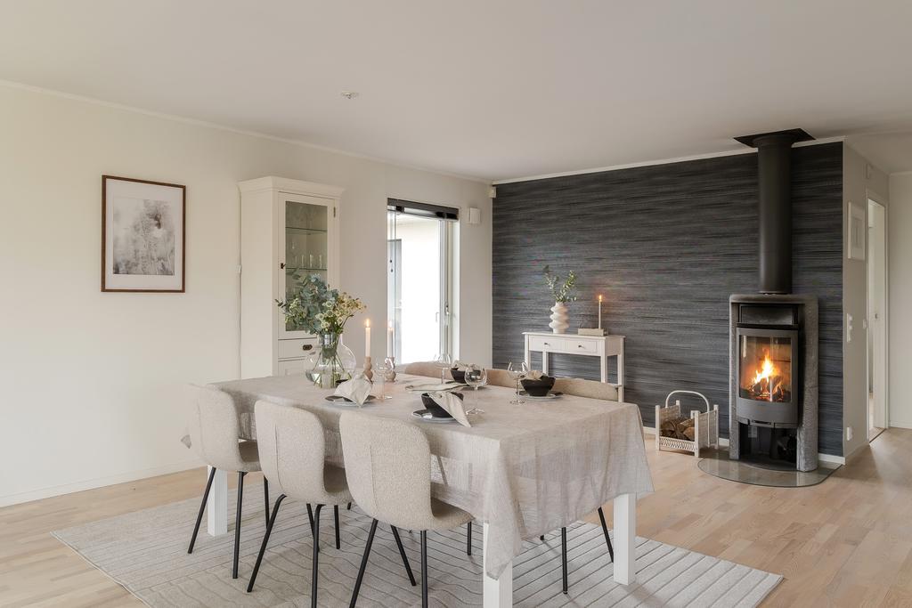  De generösa sällskapsytorna bjuder in till umgänge, med stora fönsterpartier som släpper in rikligt med ljus och skapar en härlig kontakt med trädgården.