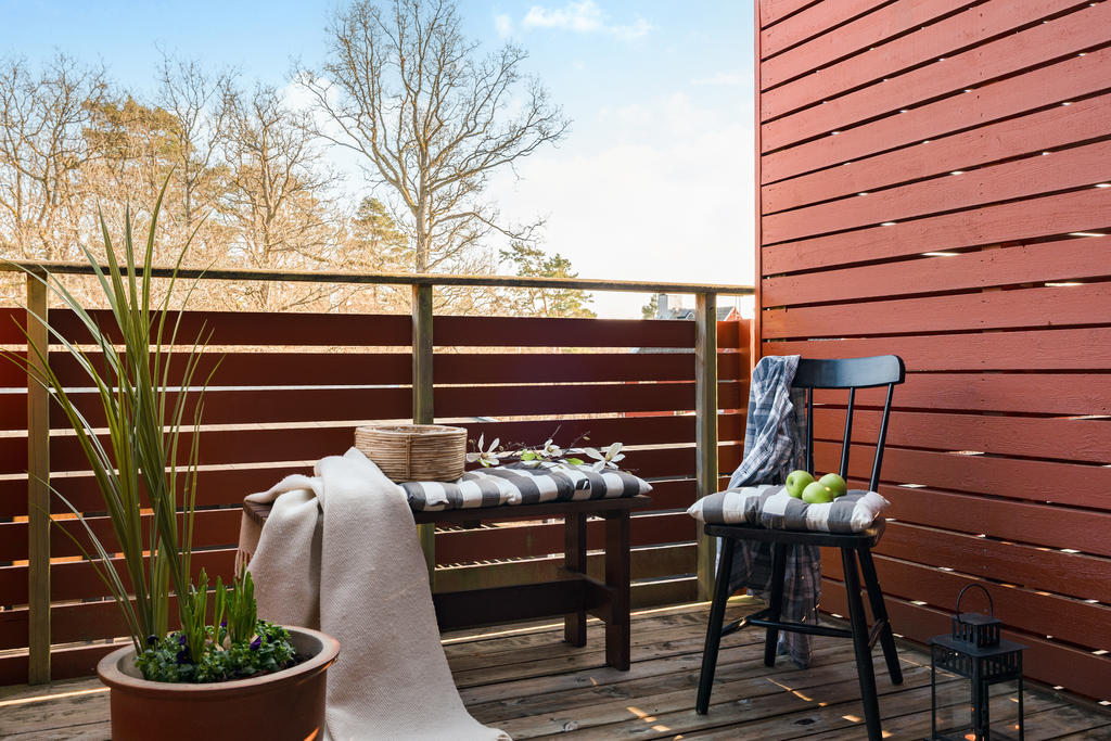 Uteplats framsida med förmiddagssol