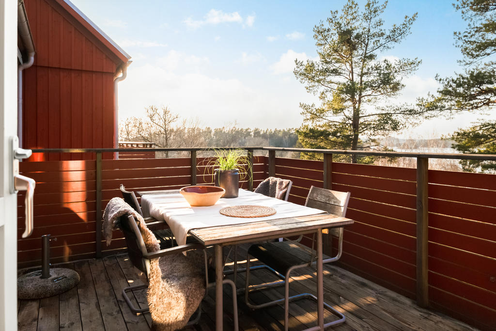 Rymlig uteplats med efm sol