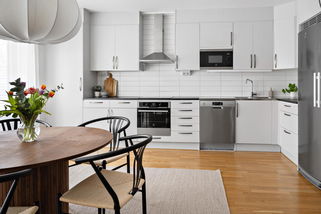 Stilrent Ballingslöv kök med rostfria vitvaror