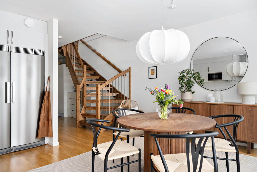 Vy mot trapp och hall