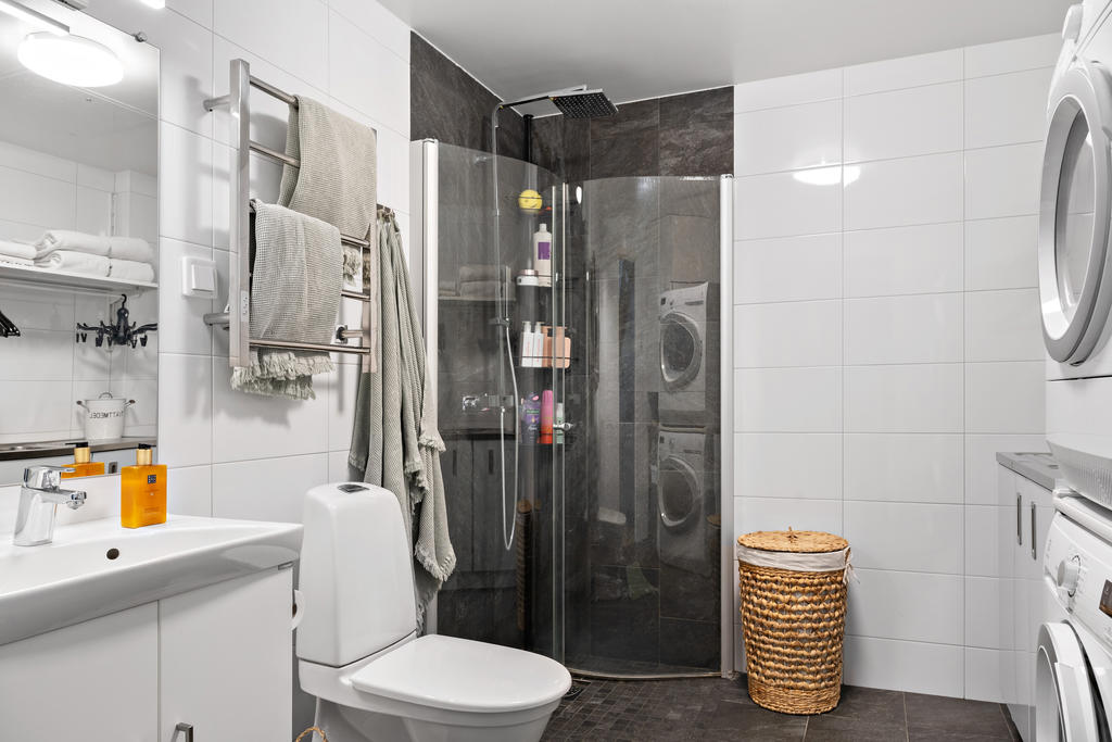 Badrum/Tvättstuga entréplan