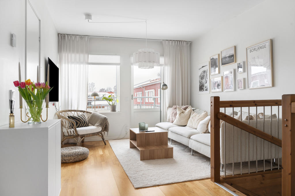 Vardagsrum med utgång till balkong, övre plan