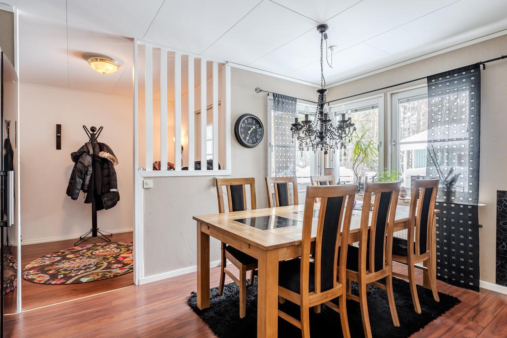 Trevligt med hörnfönster vid matplatsen!