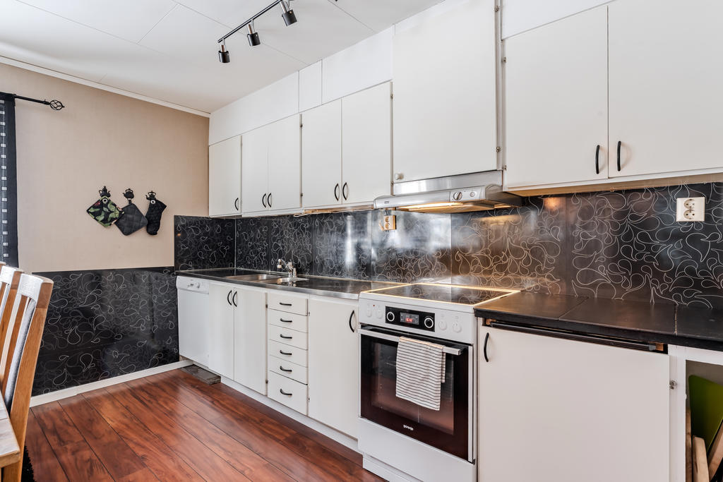 Det är gott om förvaring och bänkytor i köket