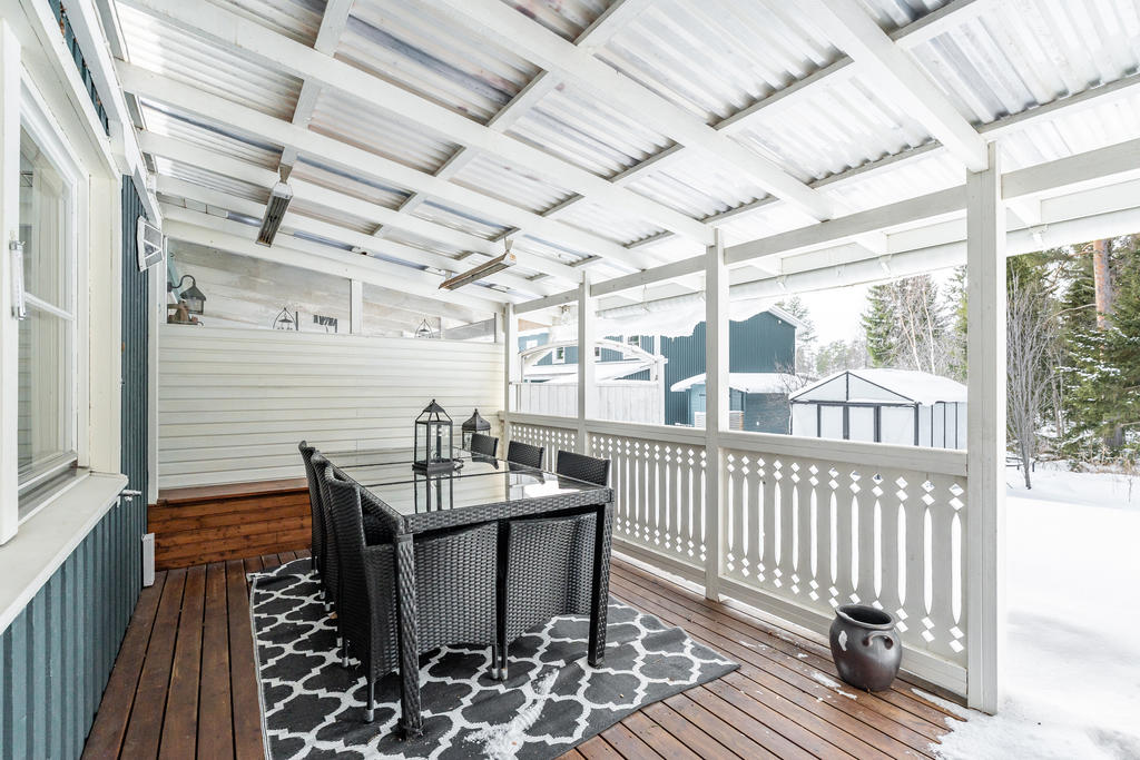 Rymlig altan med tak