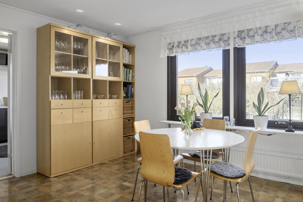 Matrum/matplats med utgång till tvättstuga