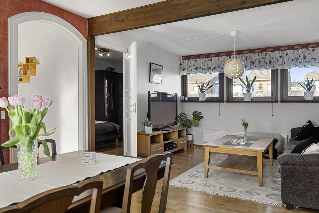 Vardagsrum med dörr till sovrum 1