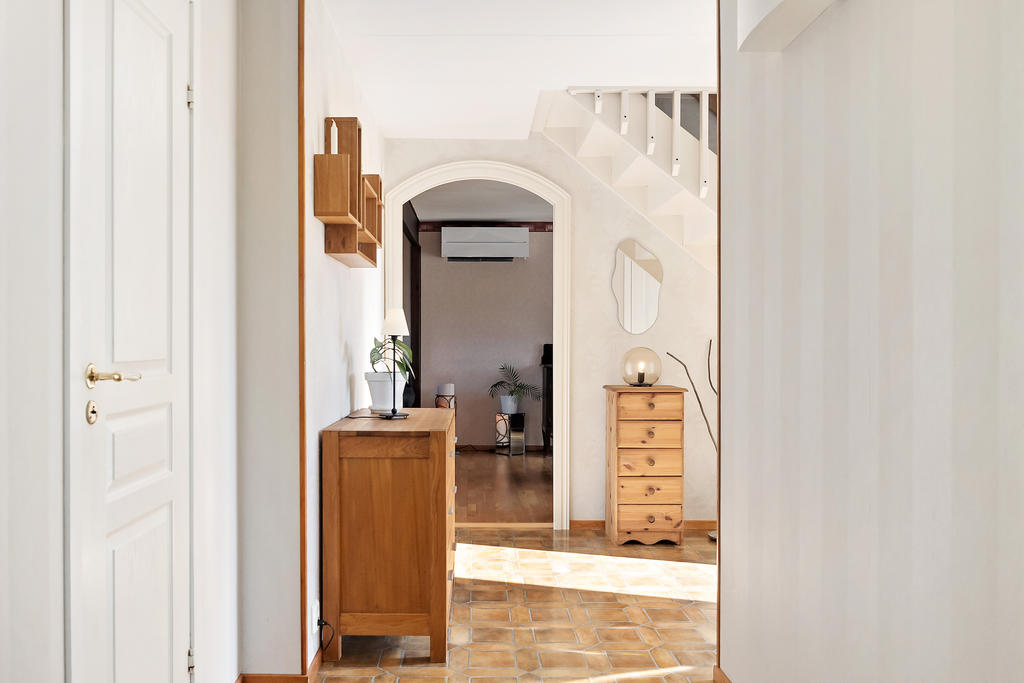 Hall mot badrum och vardagsrum