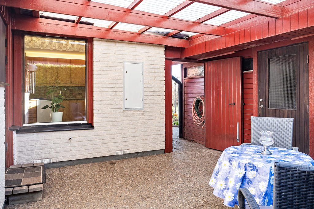 Praktiskt tak mellan hus och garage