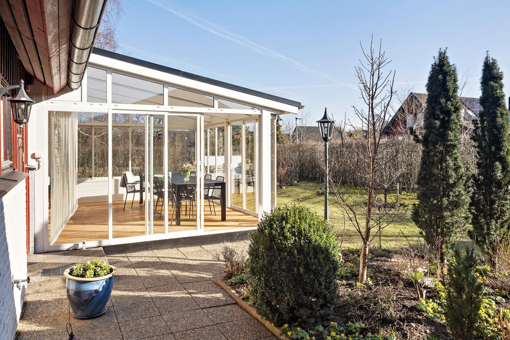 Entrésidan med uterum och trädgård