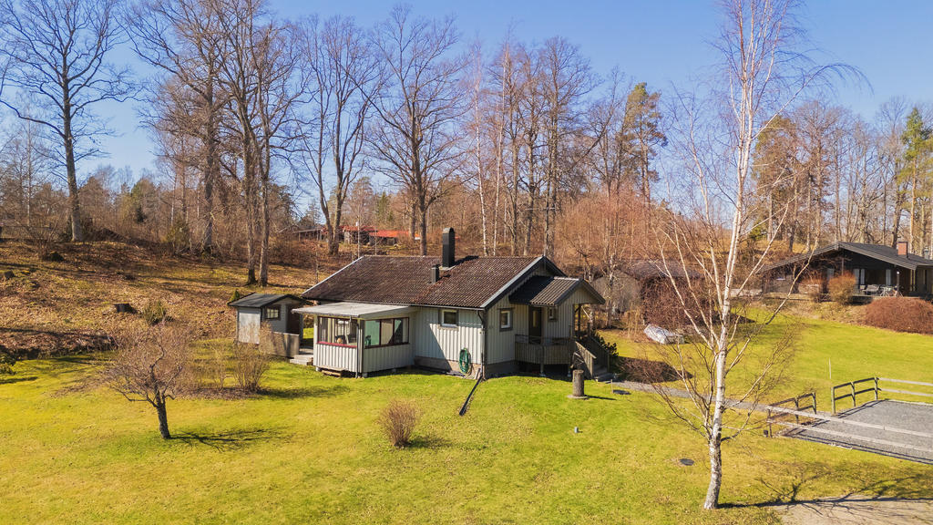Varmt välkommen till denna sommaridyll på Blåklintsstigen 84! 