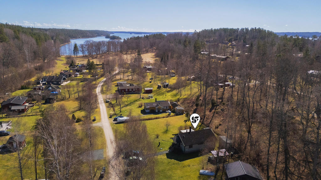 Endast cirka 200 meter från vattnet ligger denna charmiga året-runt-bostad.