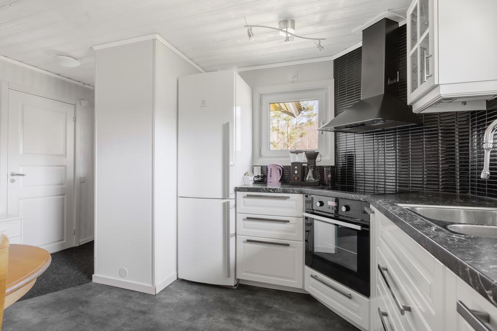 Smakfullt inredd bostad där köket är renoverat 2015. 