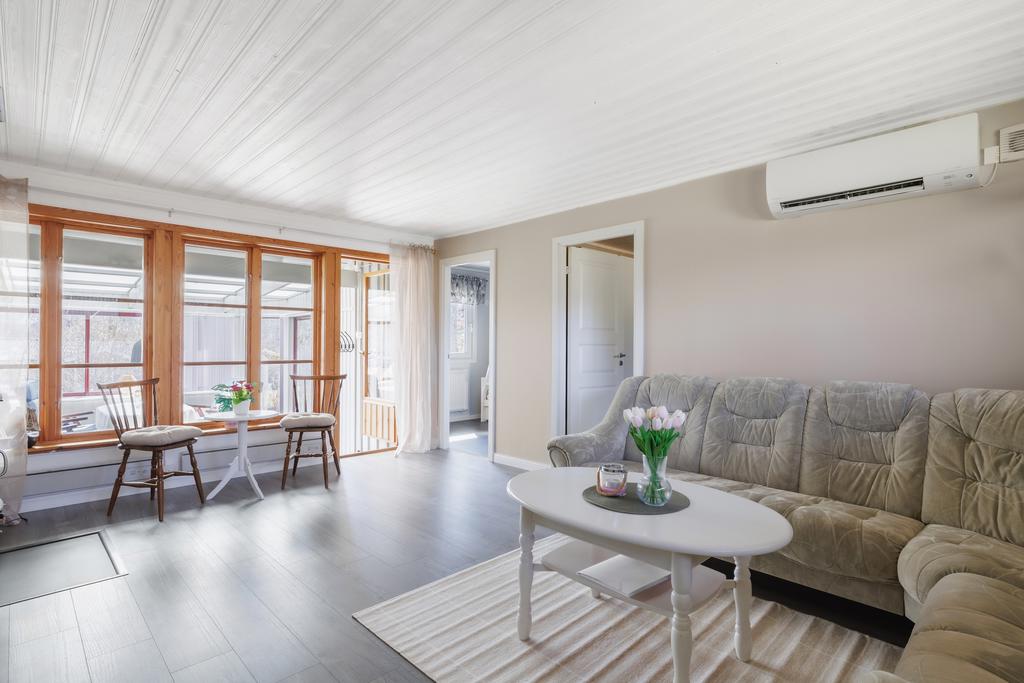 Från vardagsrummet har du utgång till inglasat uterum.