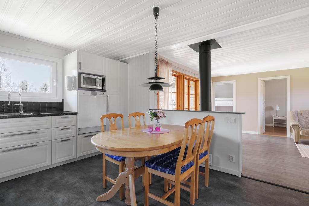 Kök och vardagsrum i öppen planlösning.