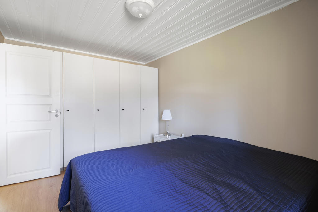 Sovrum med garderober.