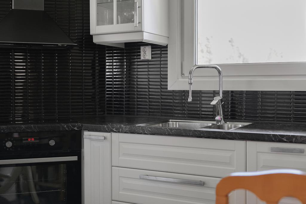  Köket är utrustat med kyl och frys i halvhöjd, spishäll, ugn, fläkt samt diskmaskin.