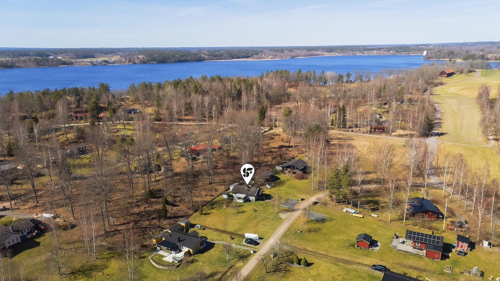 Här erbjuds en välskött enplansvilla i naturskönt och havsnära läge, med möjlighet till egen båtplats och närhet till fina badplatser, strövområden och vacker natur. 