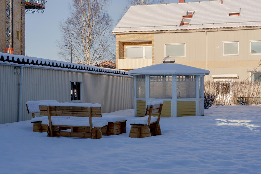 Lusthus och grillplats på innergården