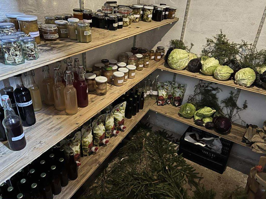 Säljarna har fyllt jordkällaren med grödor från gården.