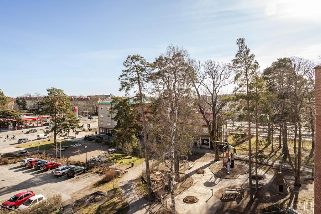 Trivsamma utblickar från balkong