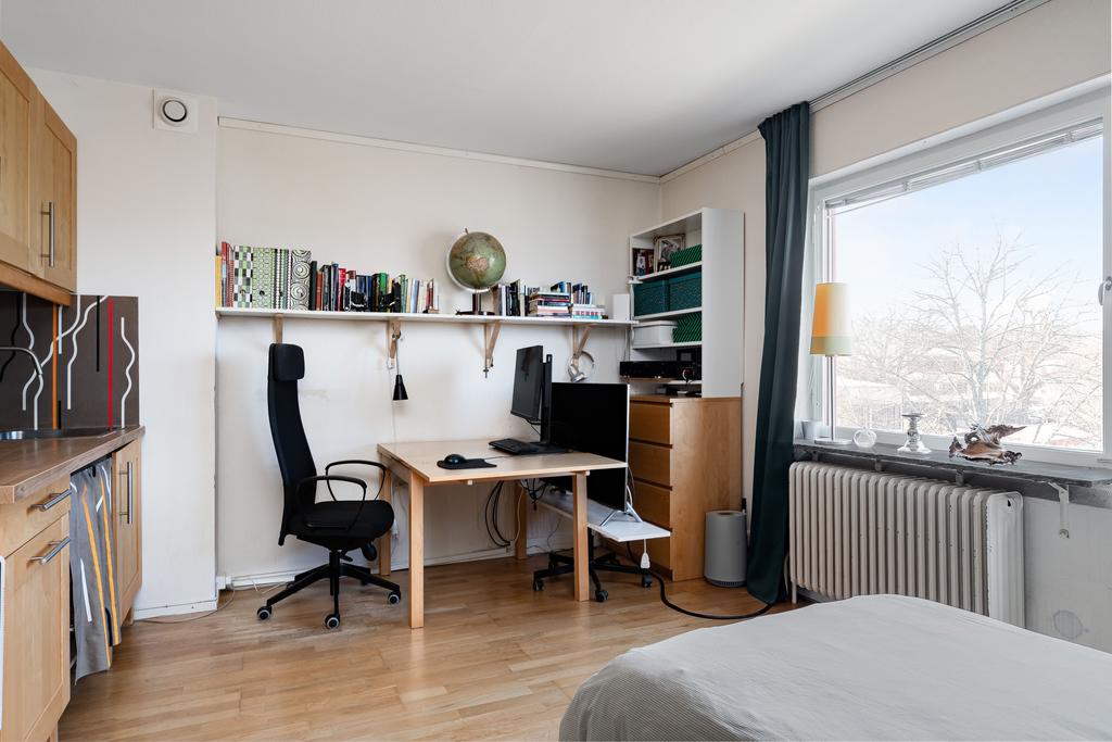 Allrum med stort fönsterparti