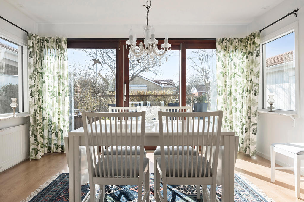 Uterummet med utgång till uteplatsen i väster