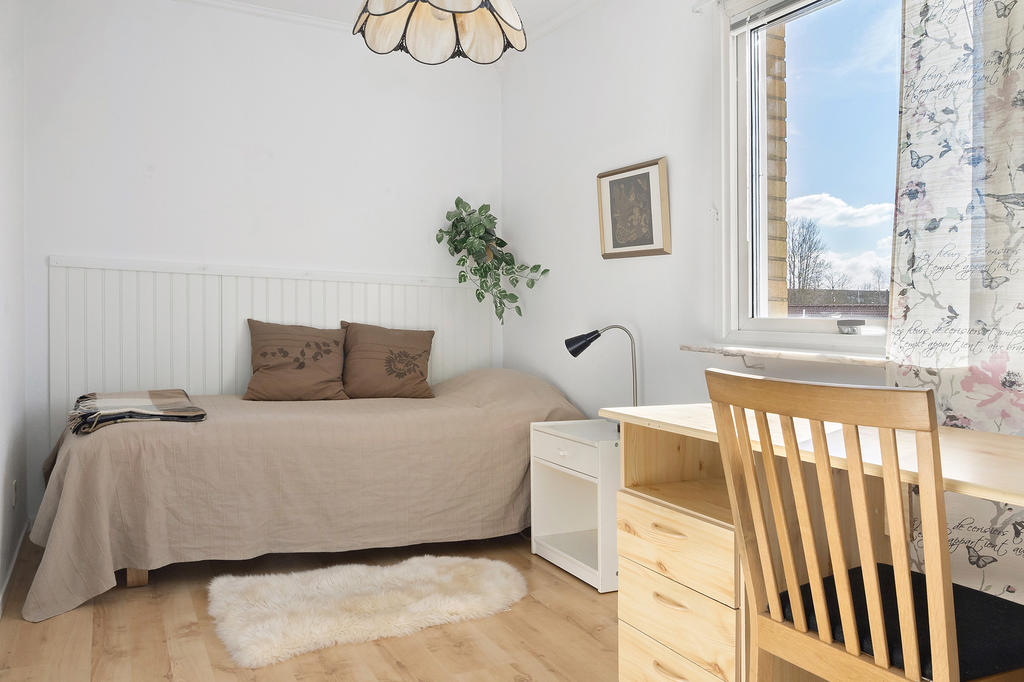 Sovrum 2 med utsikt mot framsidan