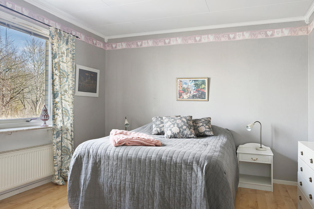 Sovrum 1 med utsikt mot baksidan