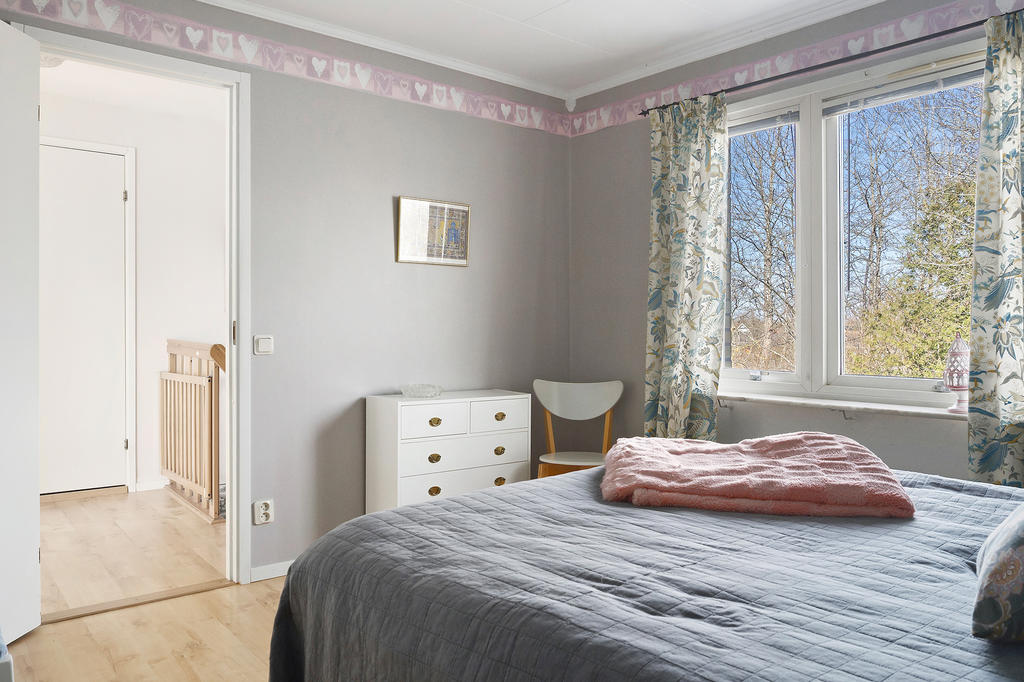 Sovrum 1 med utsikt mot baksidan