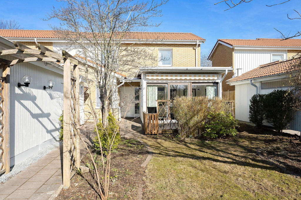 Framsidan med uterummet och uteplatsen