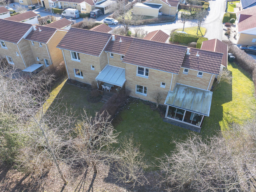 Baksidan med uteplats mot öster.