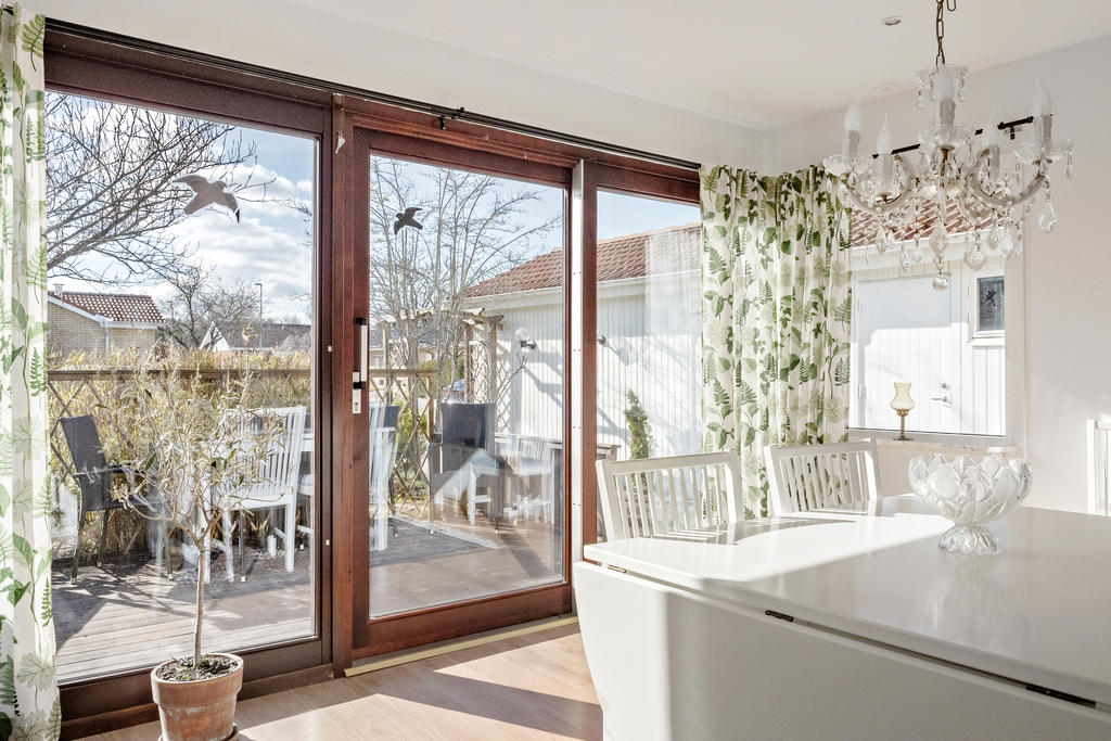 Uterum med skjutdörrar ut mot trädäck