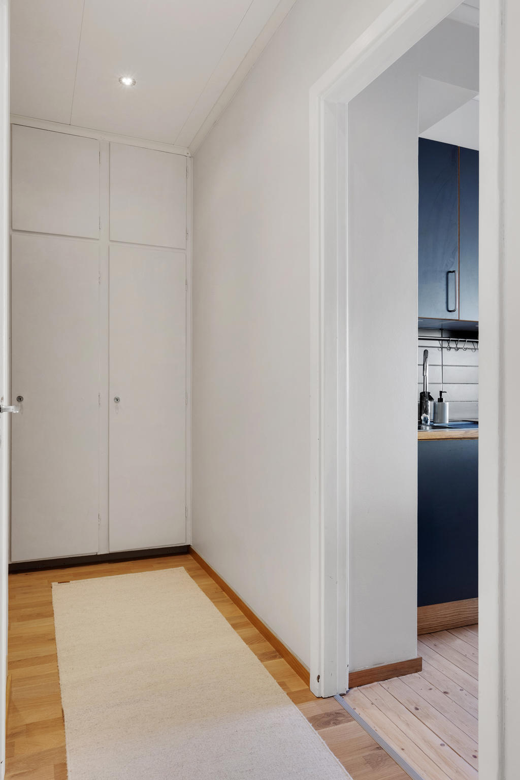 Hall med inbyggda garderober med överskåp 