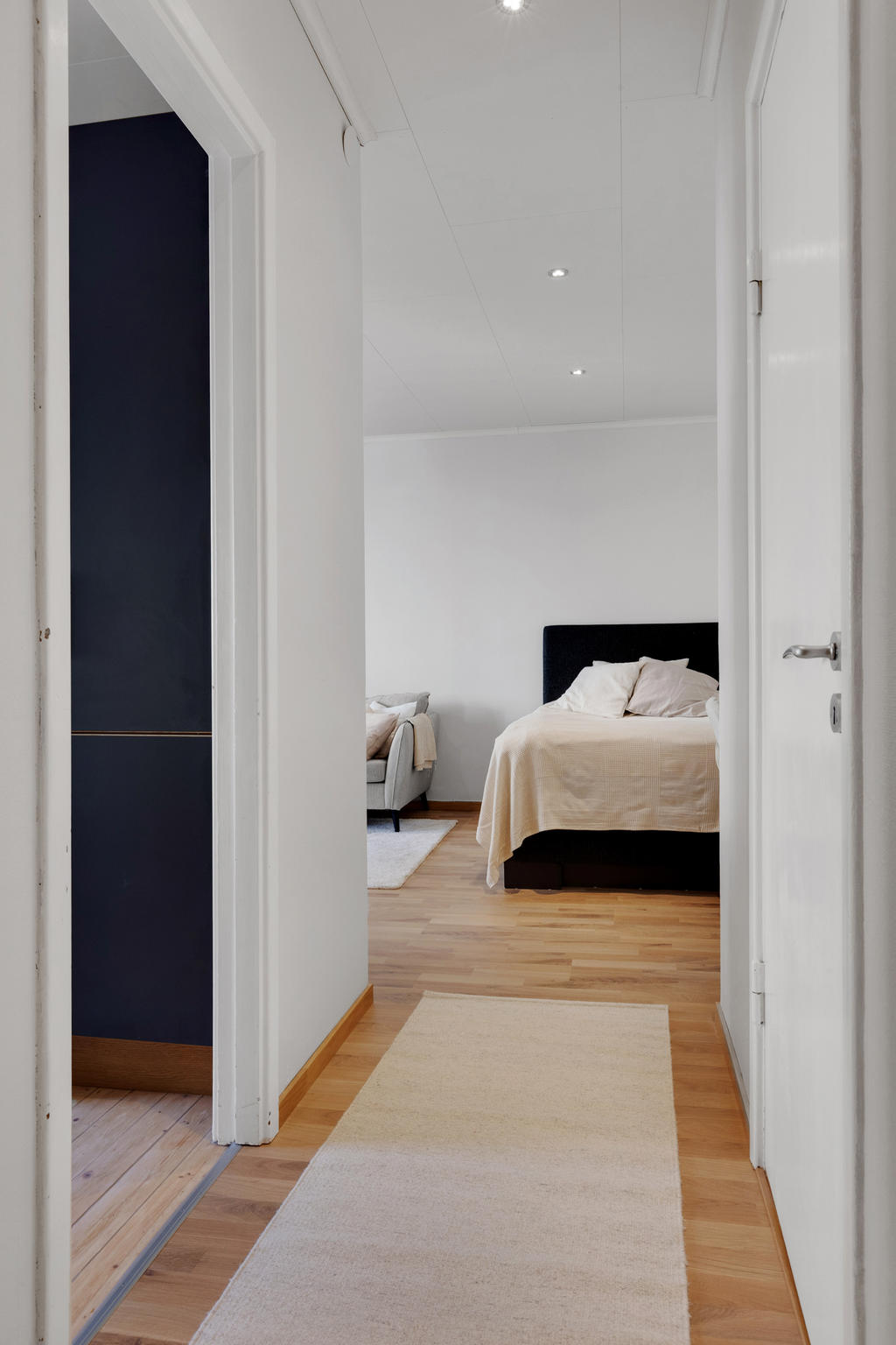 Vy från hall mot vardagsrum 