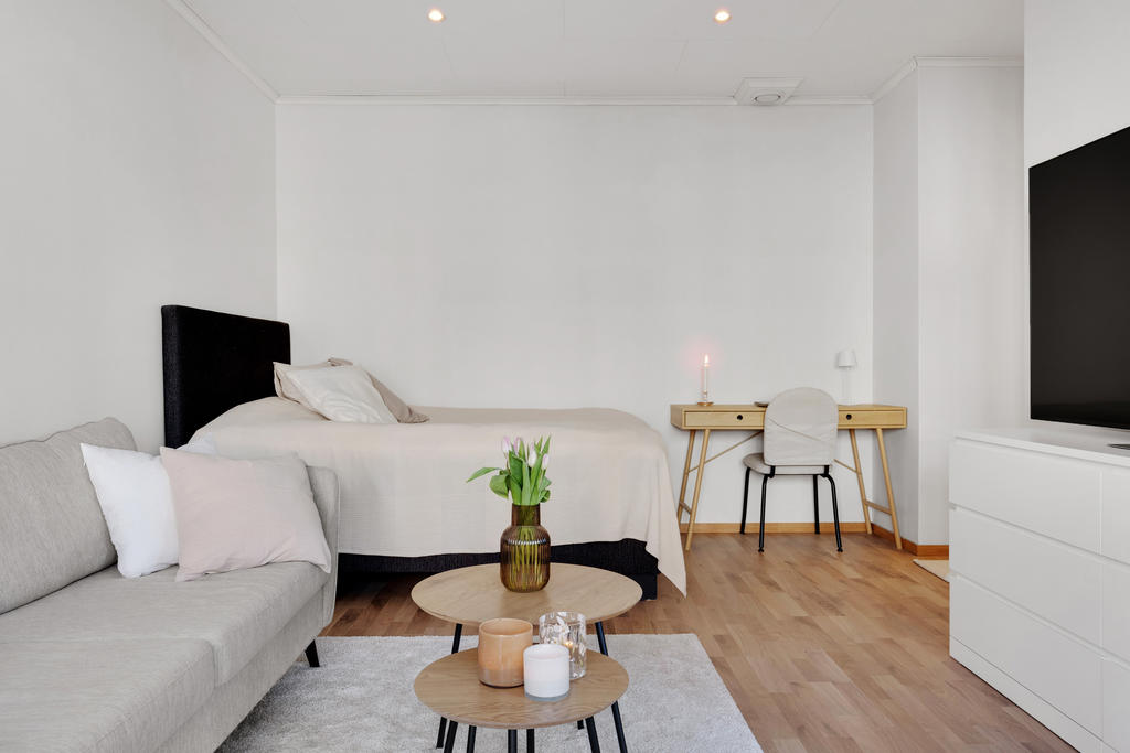 Gott om plats för dubbelsäng och soffa 