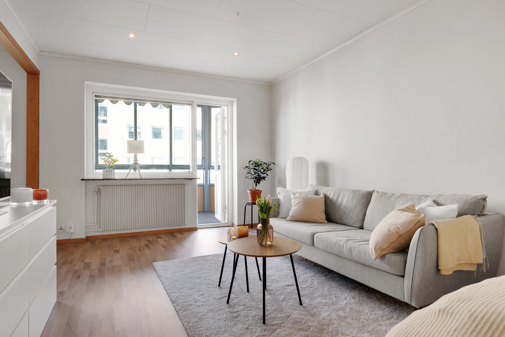 Vardagsrum med utgång till inglasad balkong