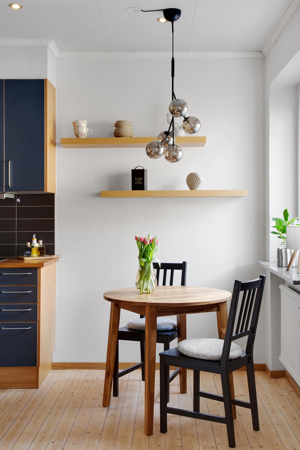 Matplats vid kök - lägg märke till det vackra trägolvet 