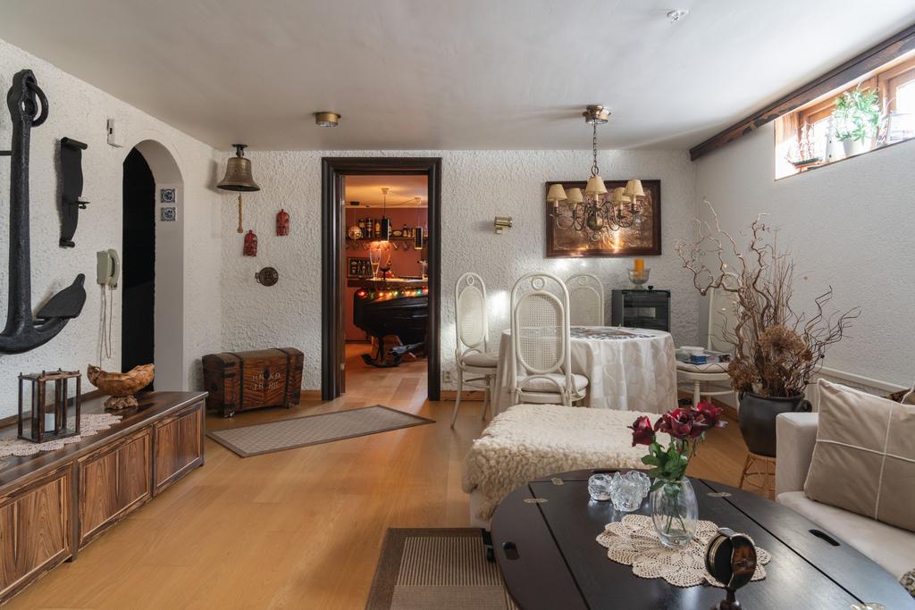 Gillestuga med öppen spis