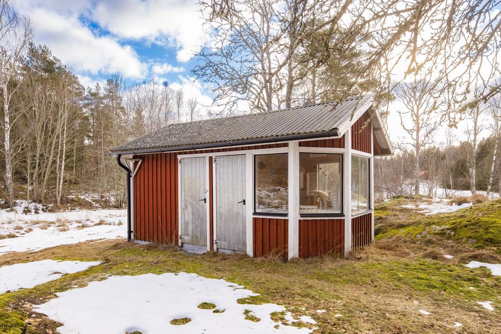 Byggnad med inglasad altan/förråd